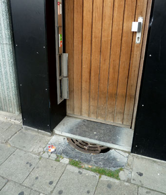 Cellar grate under front doorstep, Antwerp. Photo: meganix 2013.